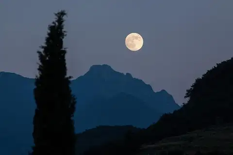 Salt + Light: A Hunter’s Moon Breathwork Journey into Provision, Renewal & Sacred Direction