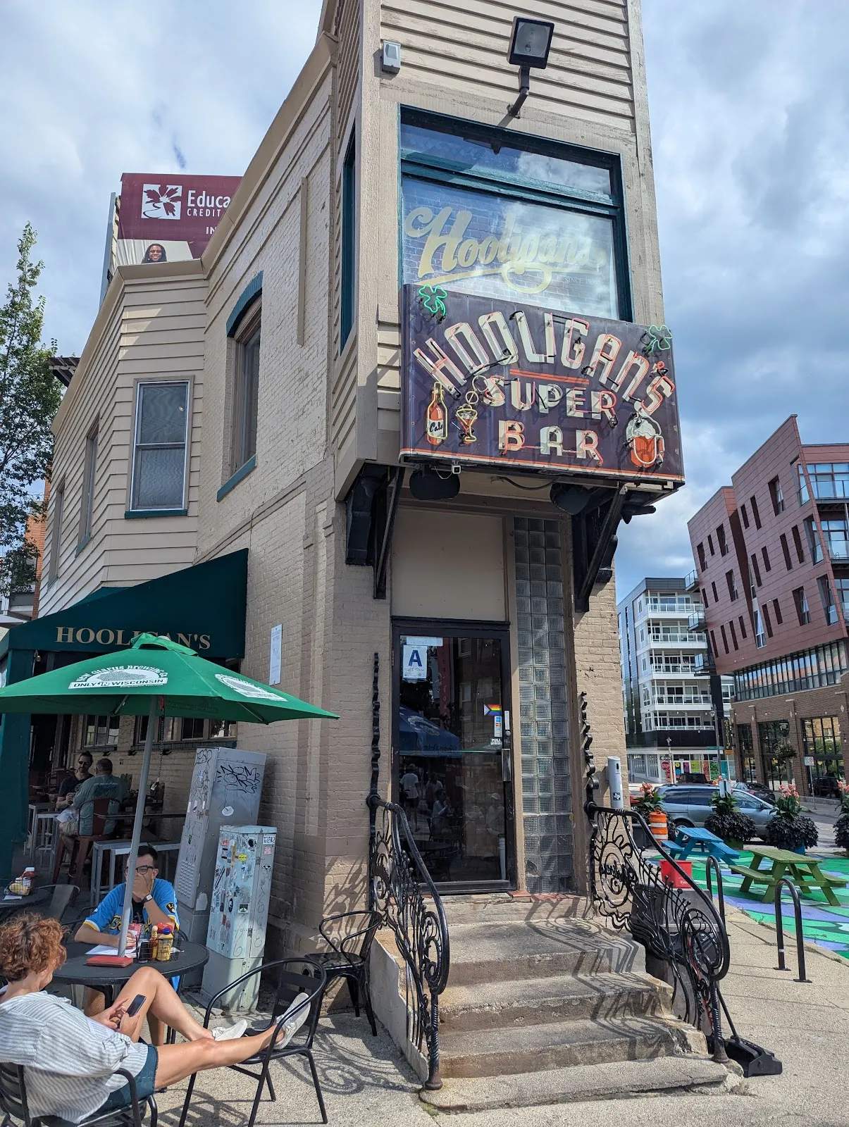 Hooligan's Super Bar — photo 3