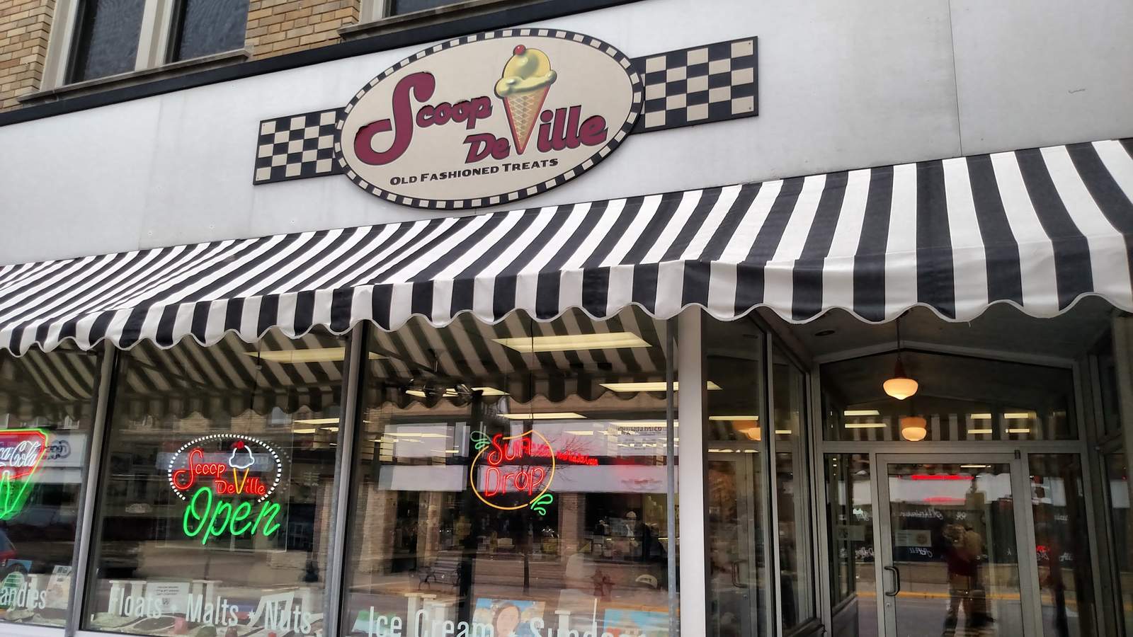 Scoop De Ville Ice Cream Shop — photo 1
