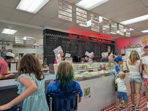 Scoop De Ville Ice Cream Shop — photo 3