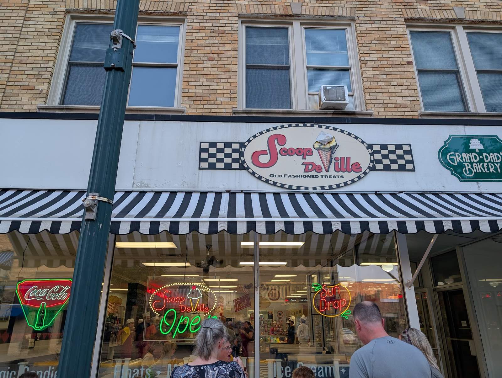 Scoop De Ville Ice Cream Shop — photo 4