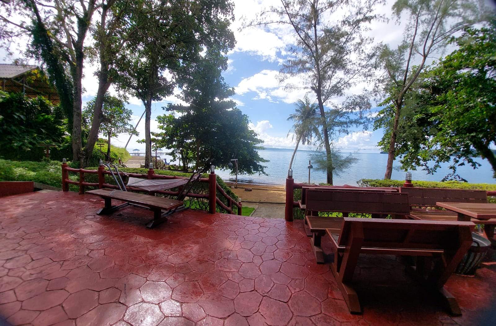 Buri Hut Restaurant and bar — photo 1