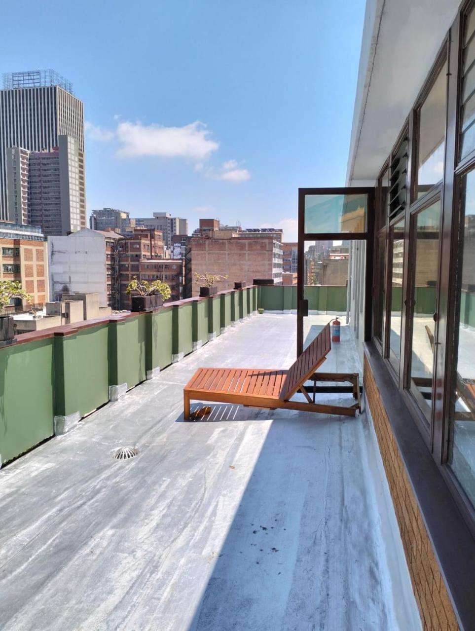 Derrick's Guest House & Luxury Apartments