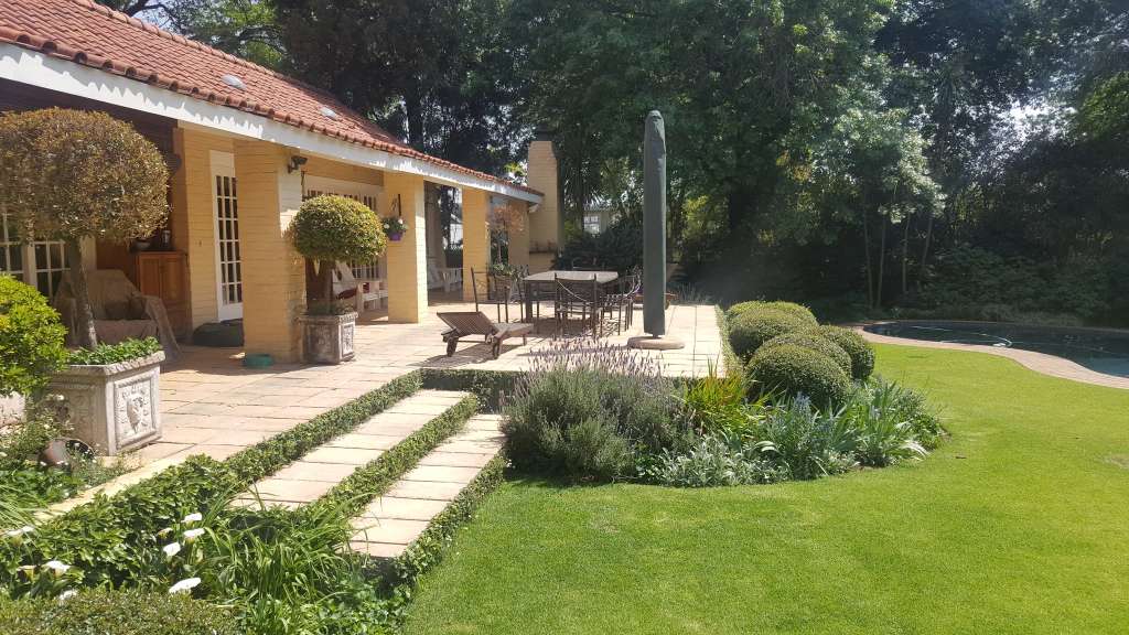 Pin Oaks Bed & Breakfast