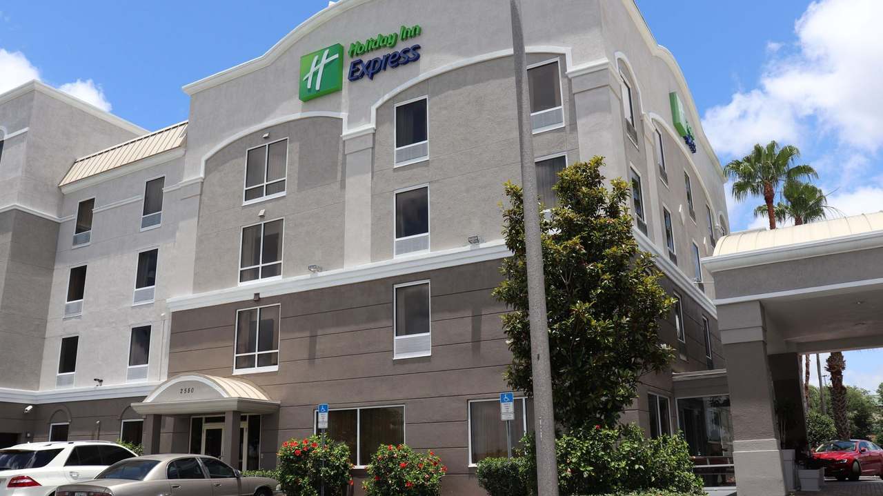 Holiday Inn Express & Suites Clearwater/US 19 N — photo 1