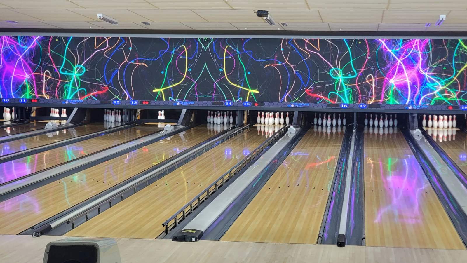 Revs Bowl Bar & Grill — photo 2