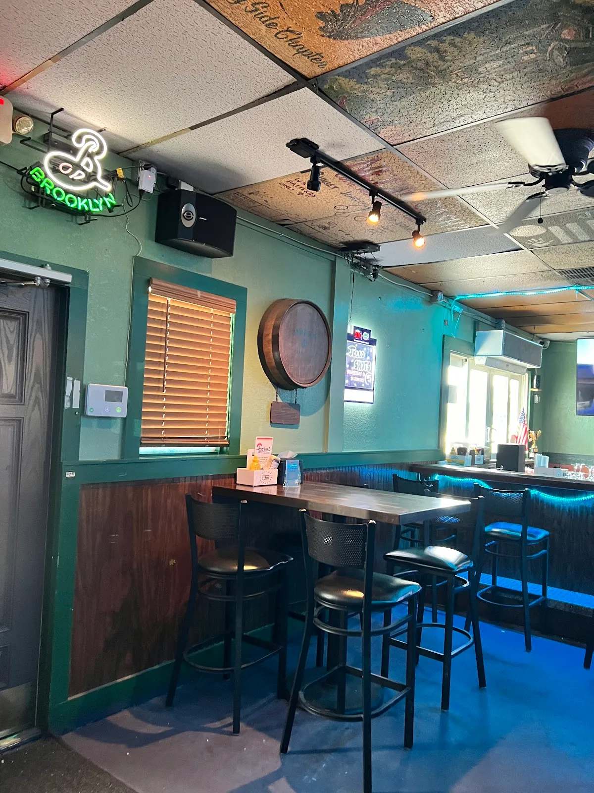 Two Buks Saloon — photo 3
