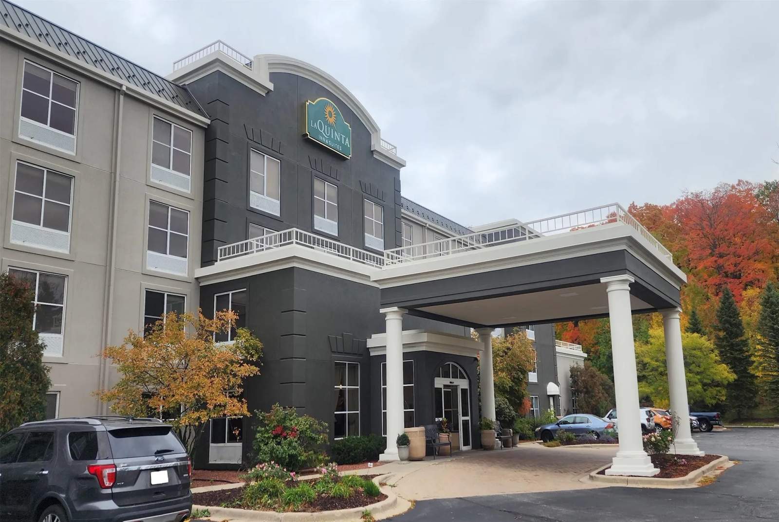 La Quinta Inn & Suites by Wyndham Milwaukee SW New Berlin — photo 1
