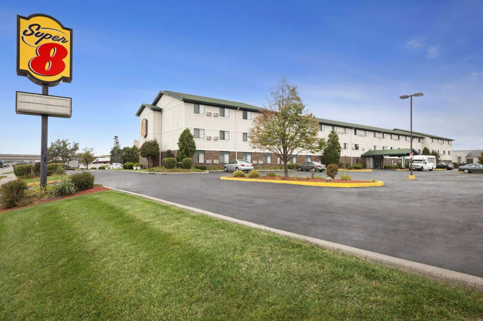 Super 8 by Wyndham Milwaukee Airport — photo 1
