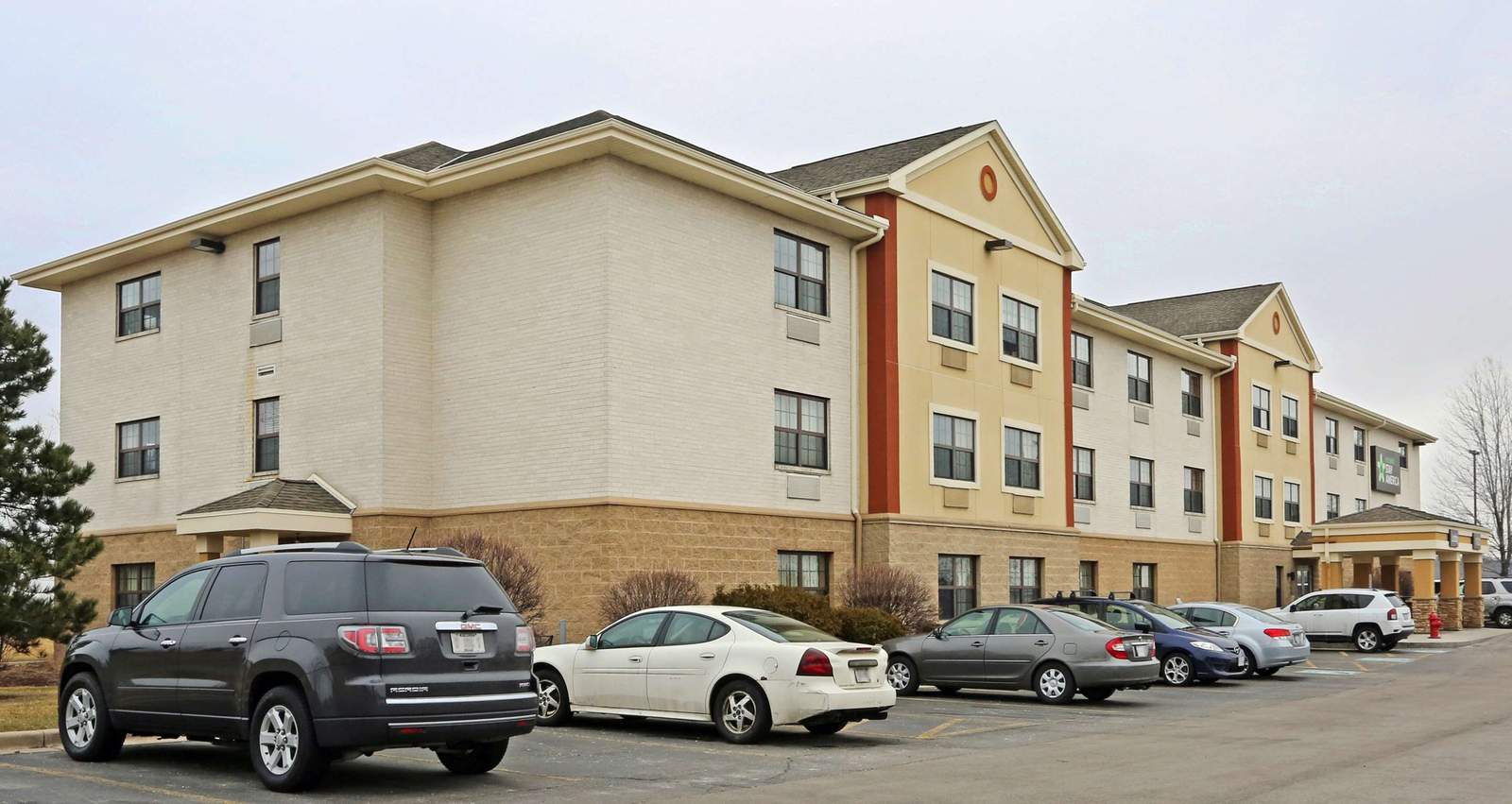 Extended Stay America Select Suites- Milwaukee - Wauwatosa — photo 1