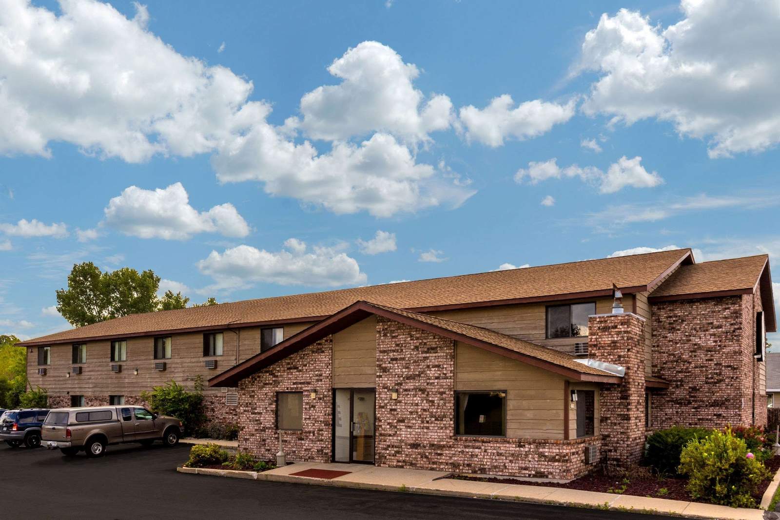 Super 8 by Wyndham Hartford WI — photo 1