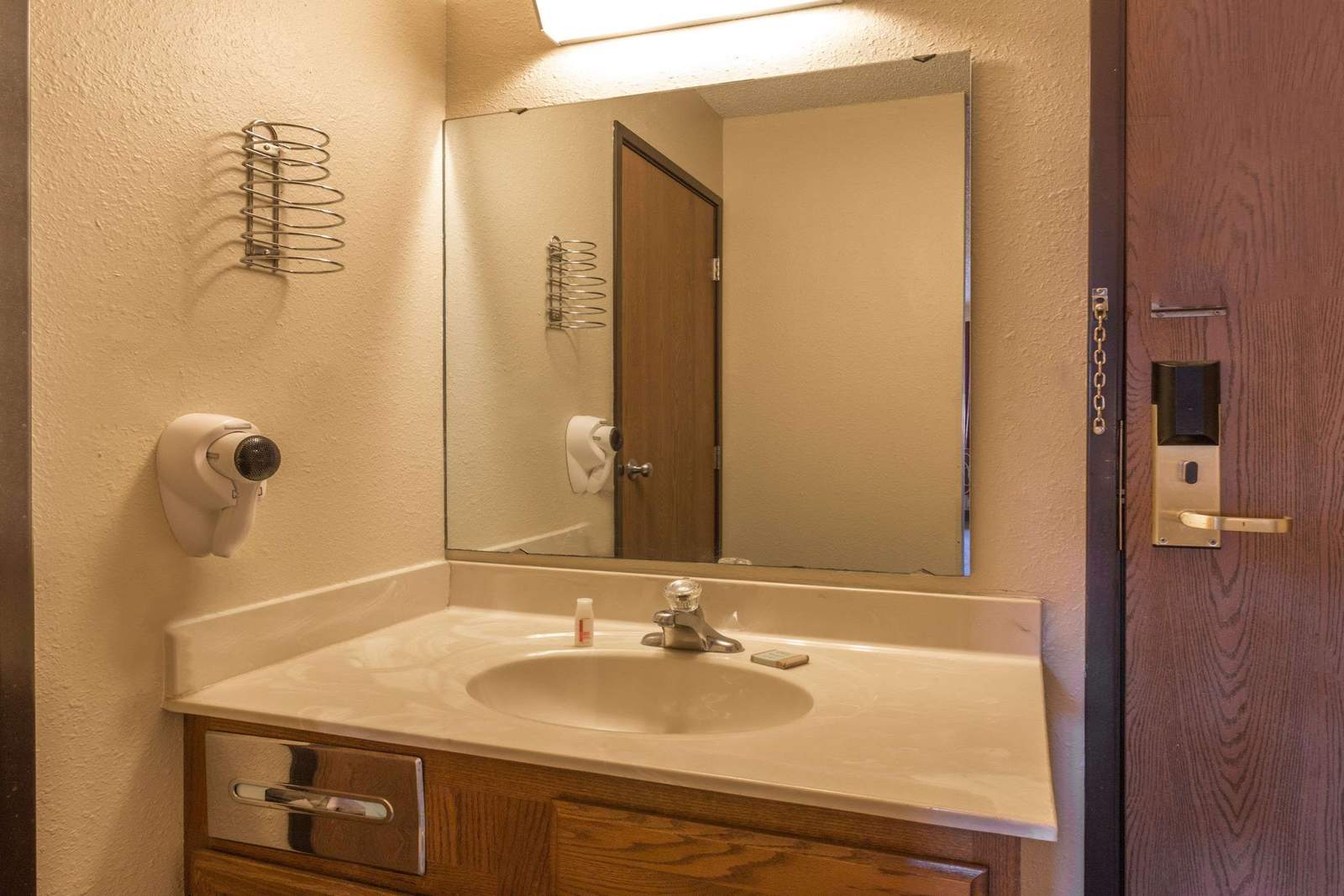 Super 8 by Wyndham Hartford WI — photo 3