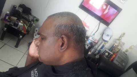 Xclusive Cuts — photo 4