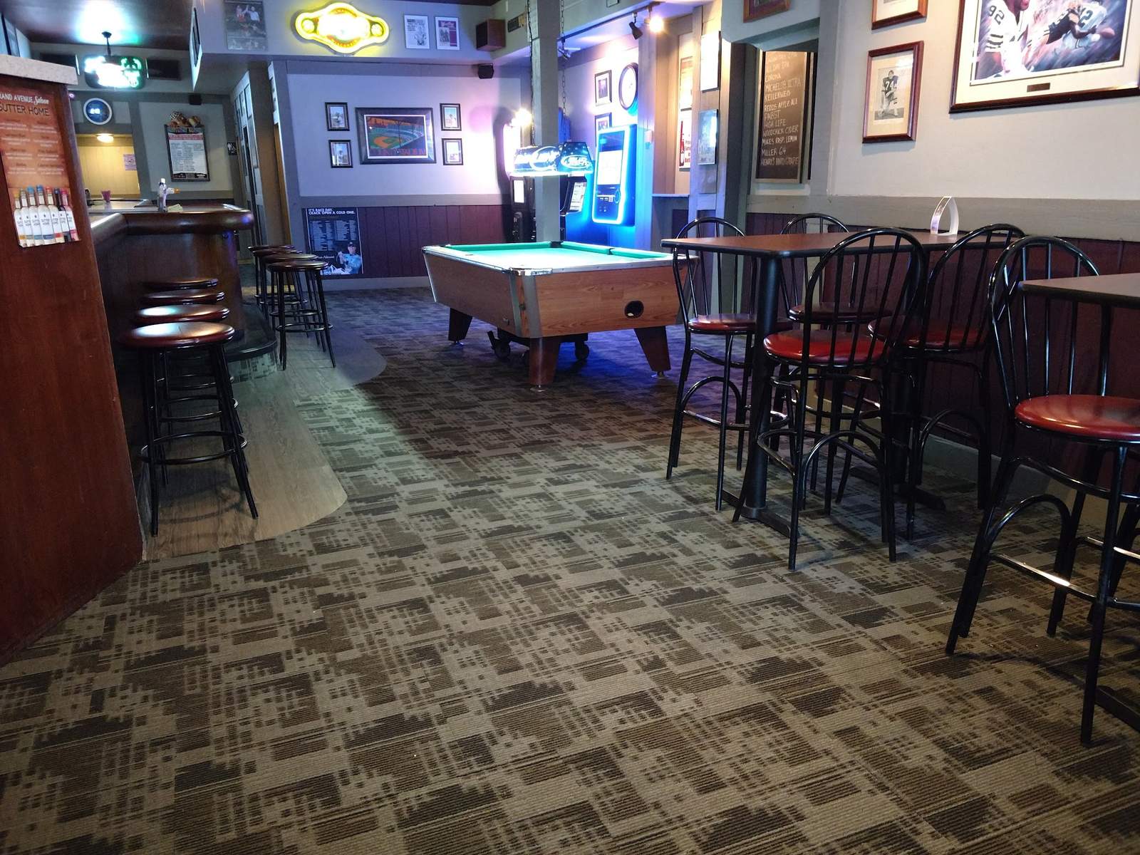 Grand Avenue Saloon — photo 2