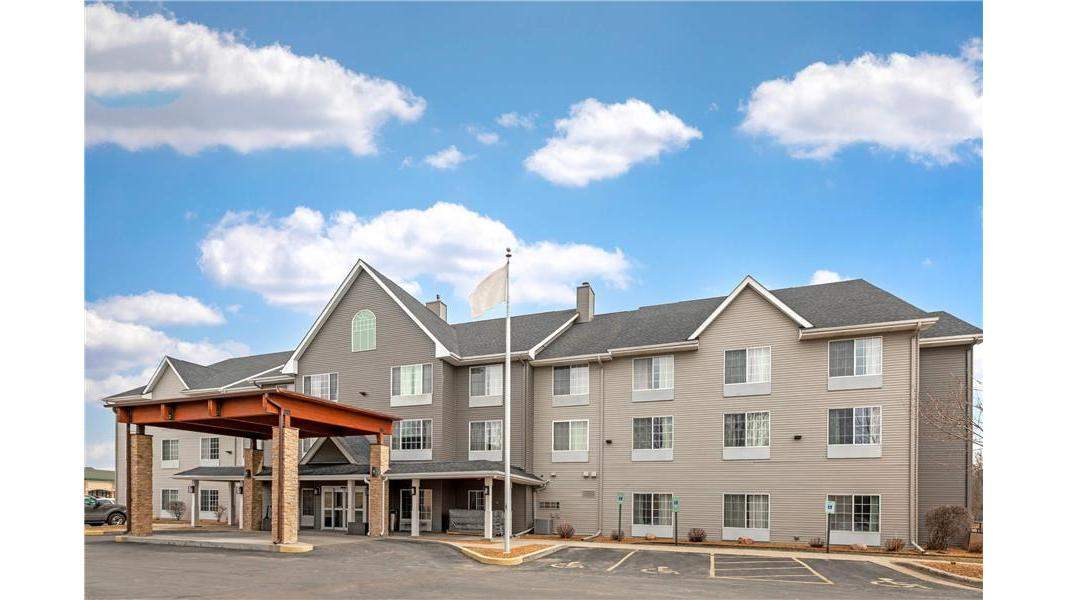 Country Inn & Suites by Radisson, West Bend, WI — photo 1
