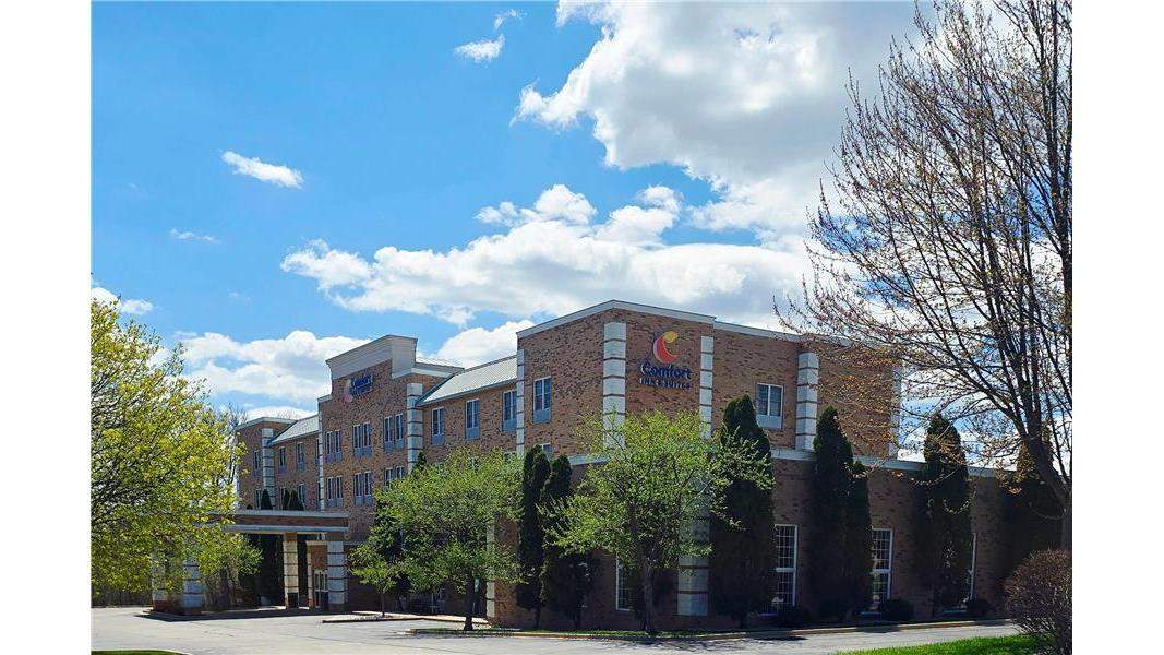 Comfort Inn & Suites Grafton-Cedarburg — photo 1
