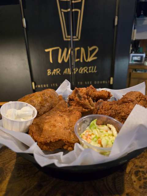 Twinz Bar and Grill — photo 2