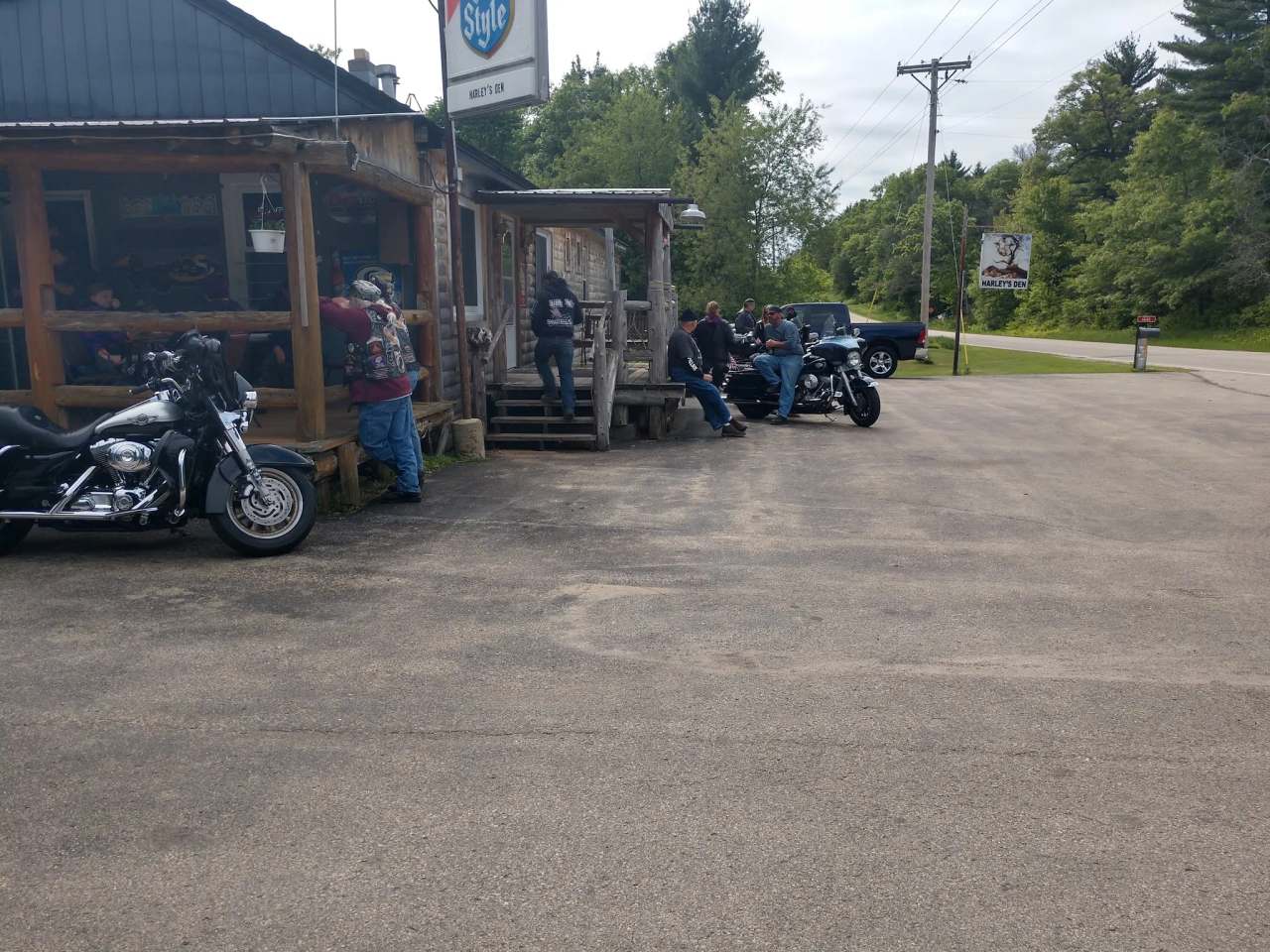 Harleys Den Bar And Grill — photo 3
