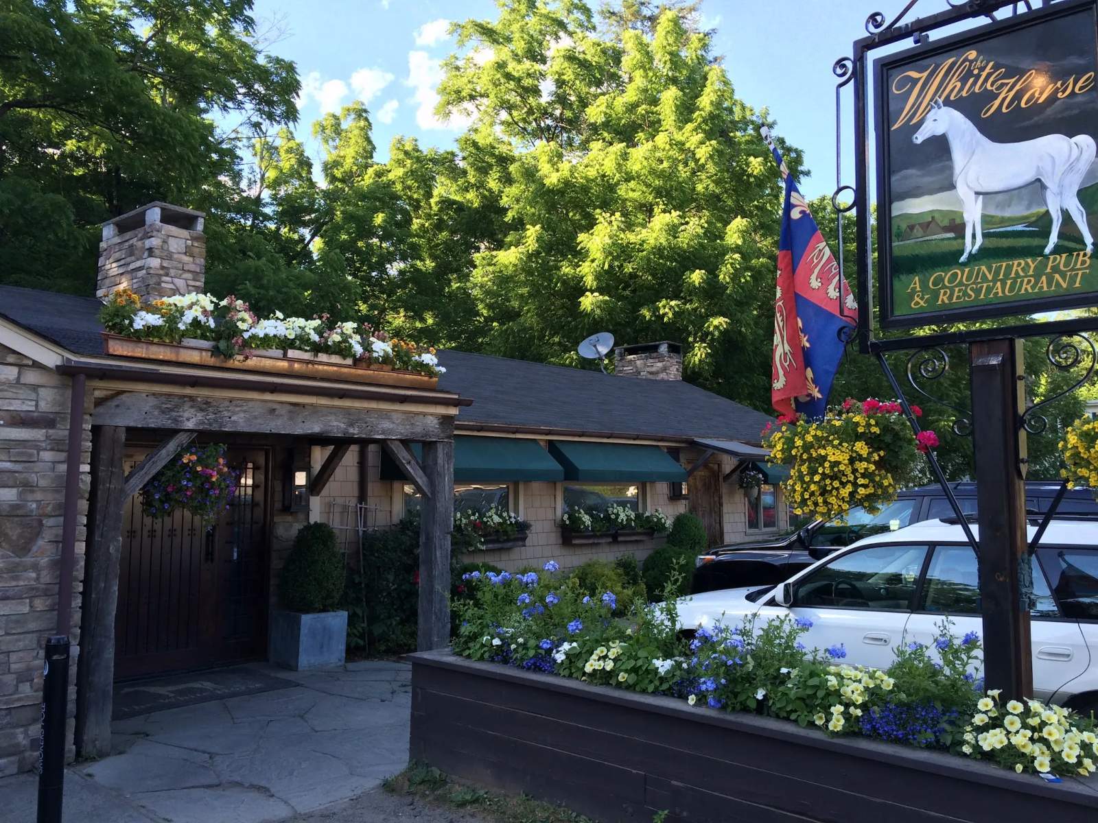 The White Horse — photo 1