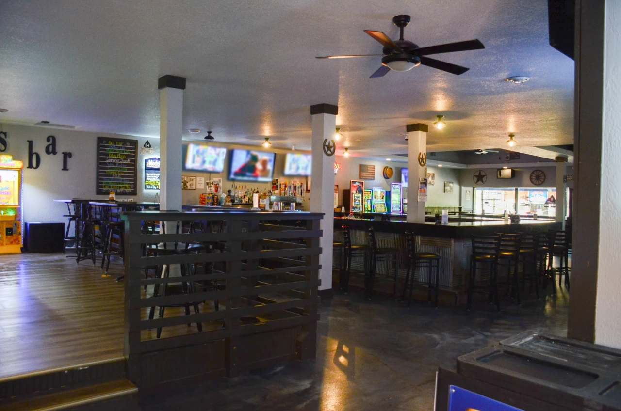 Shotzy's Country Rock Bar — photo 1