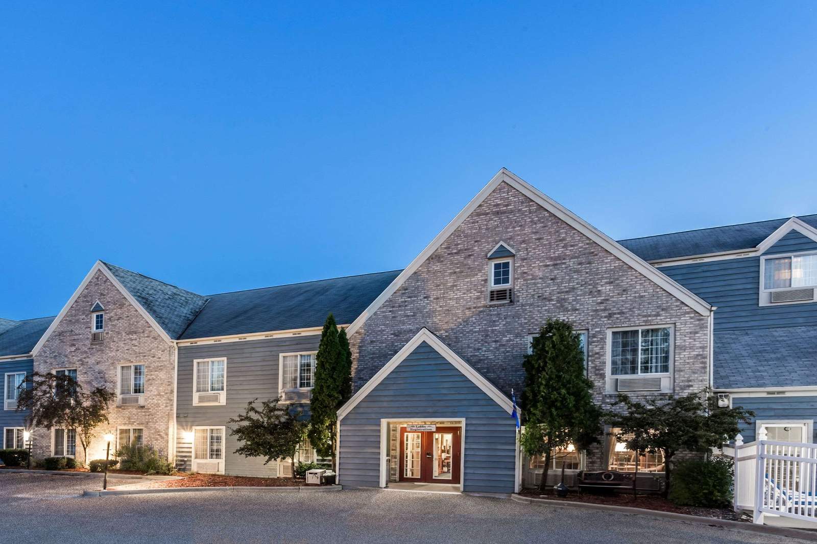 Baymont by Wyndham Mequon Milwaukee Area — photo 1