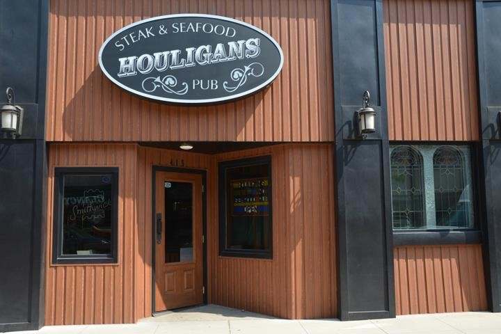 Houligans Steak & Seafood Pub — photo 1