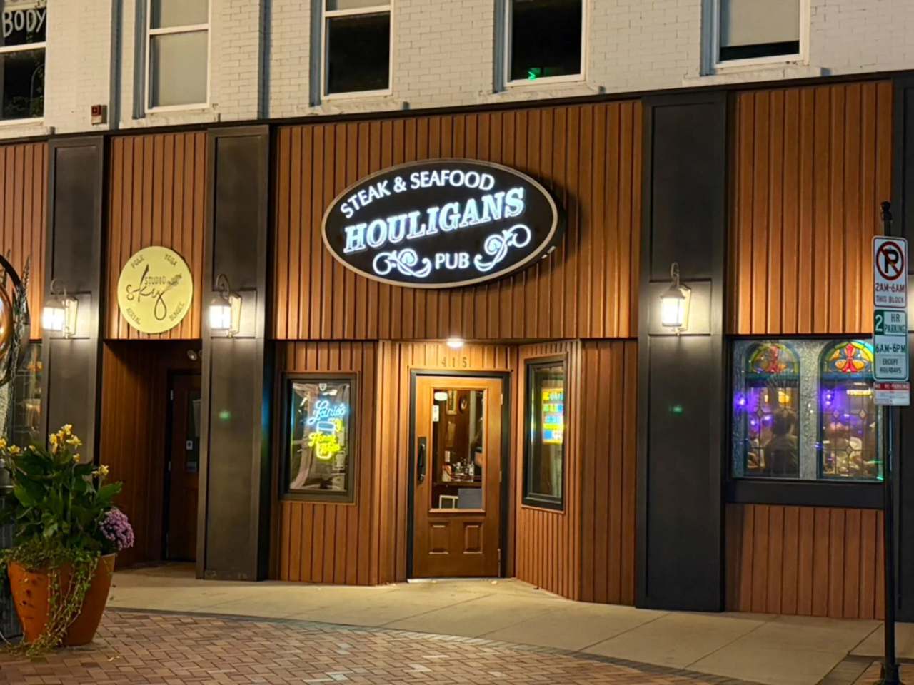Houligans Steak & Seafood Pub — photo 3