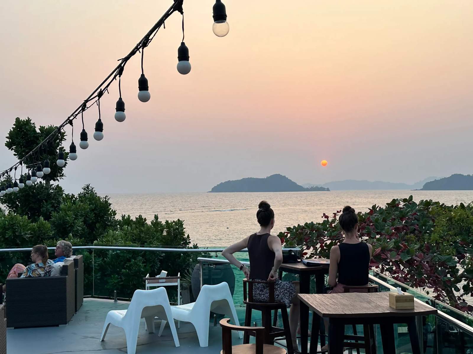 White Sand Rooftop Bar & Beach Club — photo 4