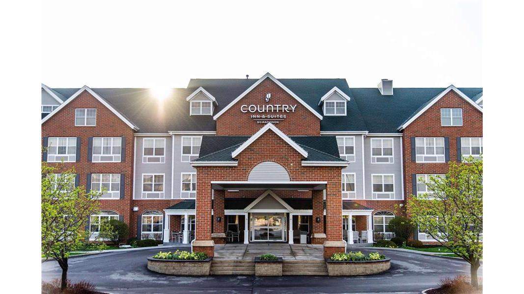 Country Inn & Suites by Radisson, Milwaukee West (Brookfield), WI — photo 1