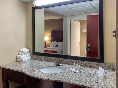 Comfort Inn & Suites East Hartford - Hartford — photo 3