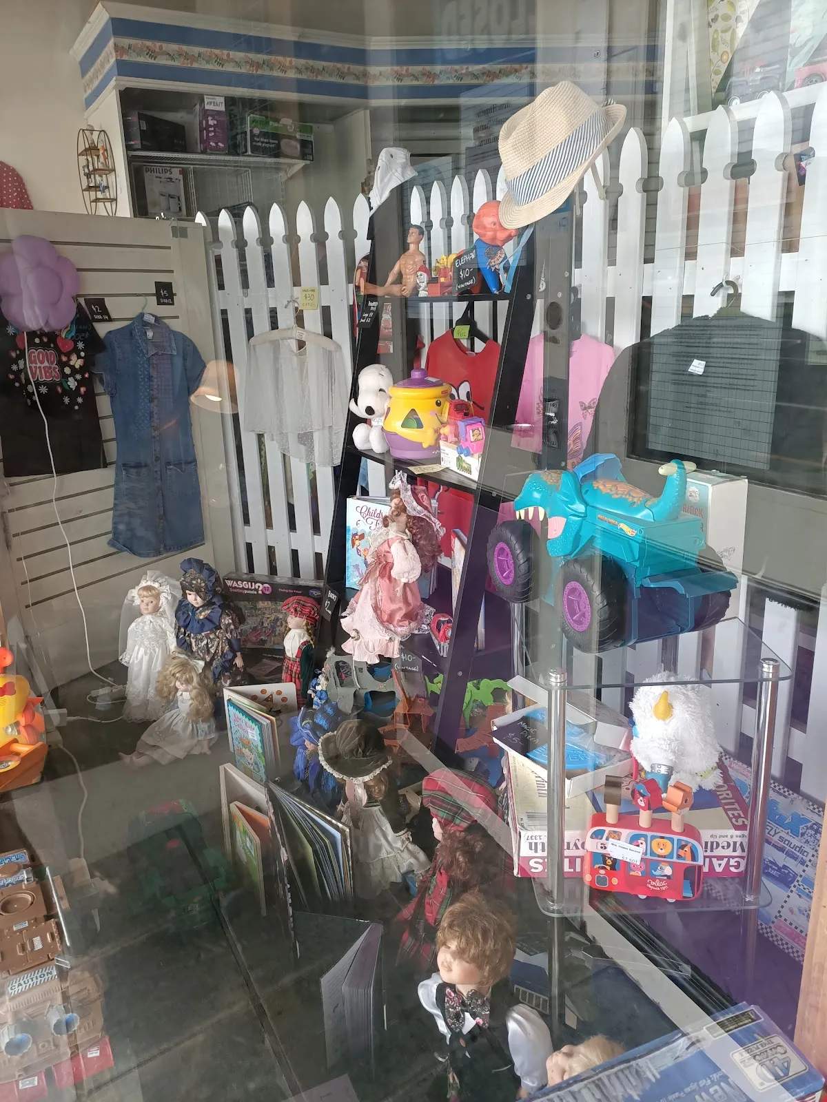 Mrs. Hope's Second Chance Emporium. (formerly Featherston Op shop.) — photo 4