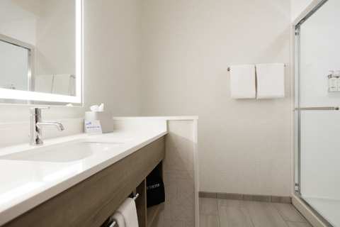 Holiday Inn Express & Suites Port Washington, an IHG Hotel — photo 4