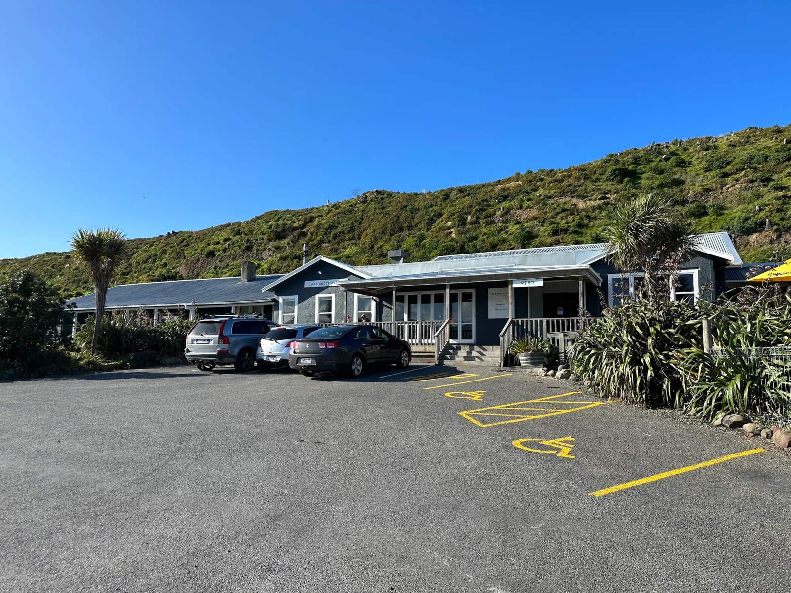 Lake Ferry Hotel — photo 1