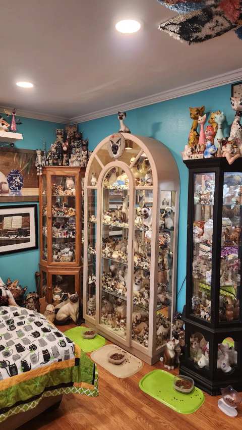 Redner's Rescued Cat Figurine Mewseum — photo 2