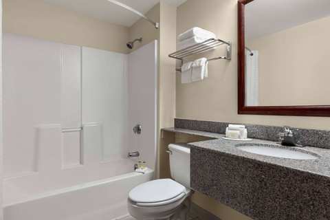 Super 8 by Wyndham Germantown/Milwaukee — photo 4