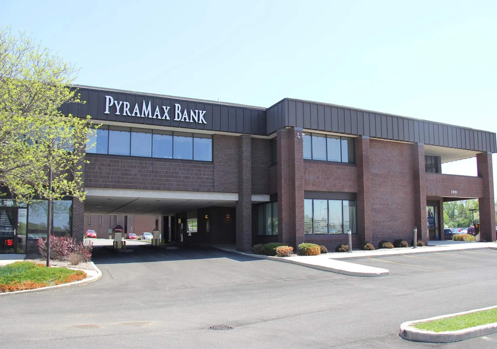 PyraMax Bank — photo 1