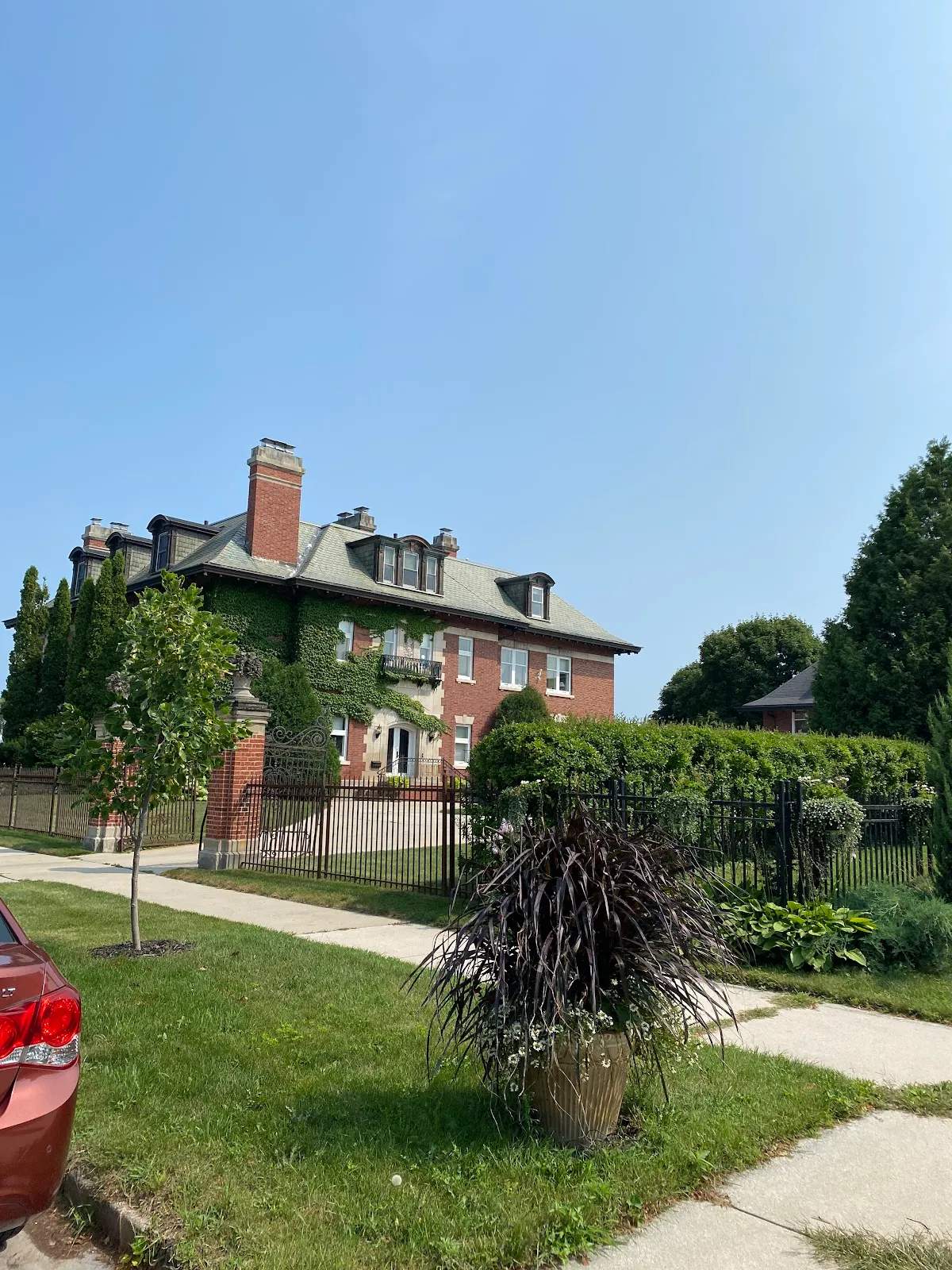 Castino Lakeview Mansion — photo 1