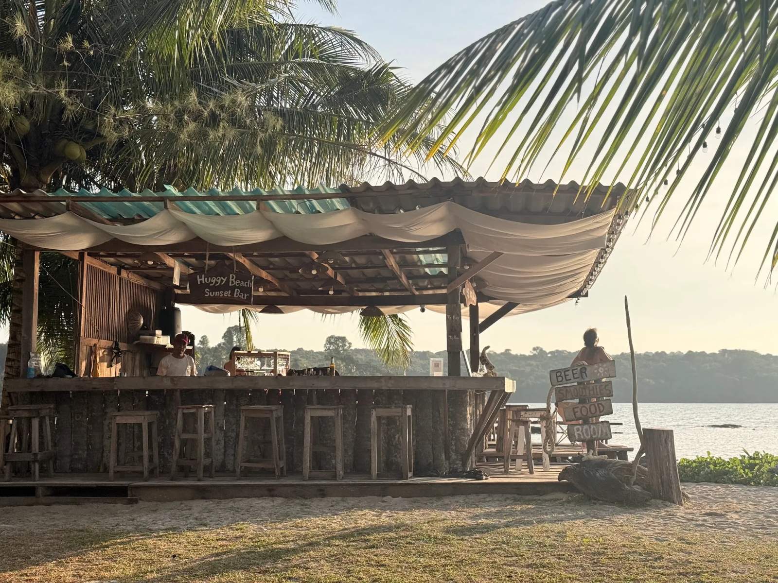 Huggy Beach Sunset Bar — photo 3