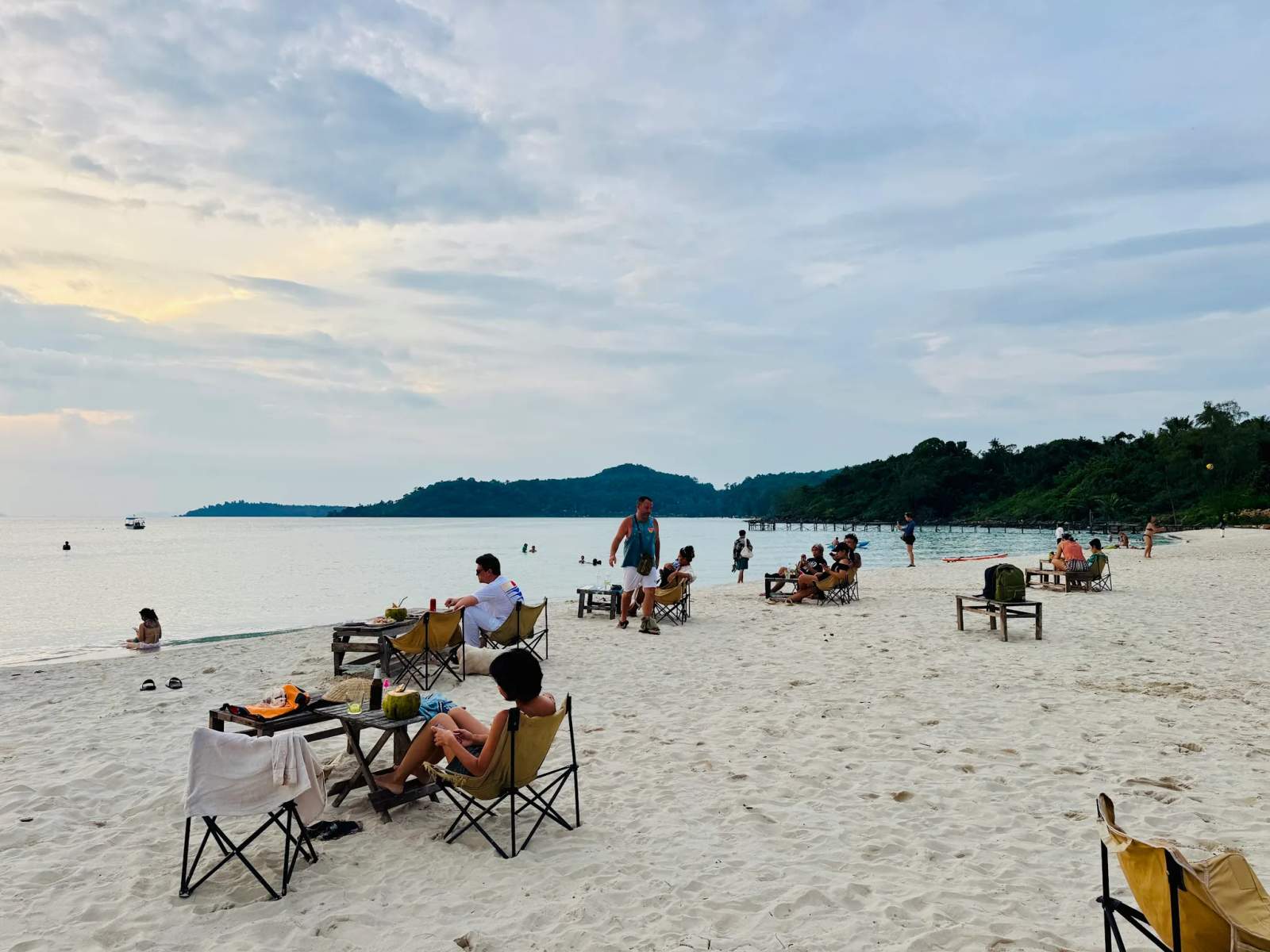 Huggy Beach Sunset Bar — photo 4