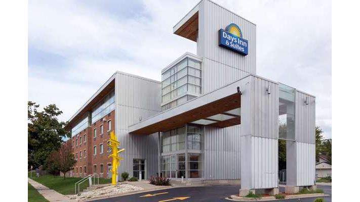 Days Inn & Suites by Wyndham Milwaukee — photo 1